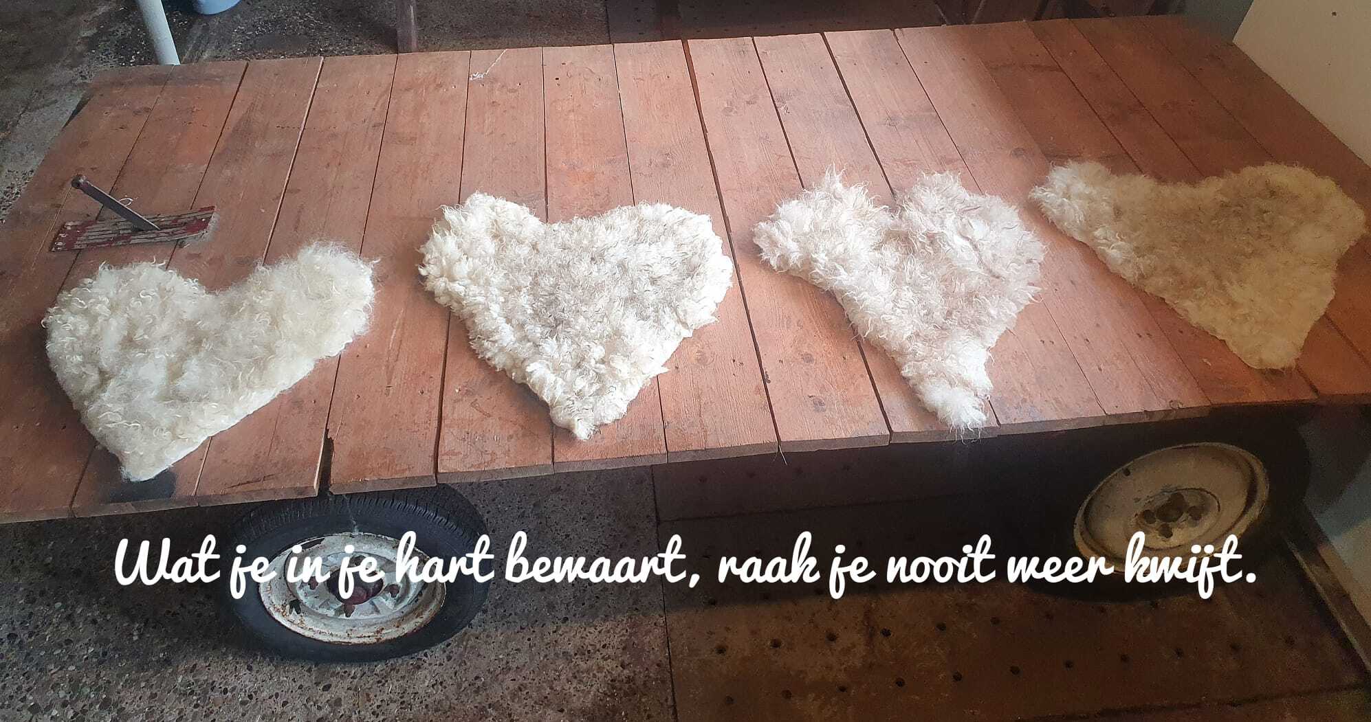 Vier vilten hartjes frontaal — rouwworkshop samen bij BoDu