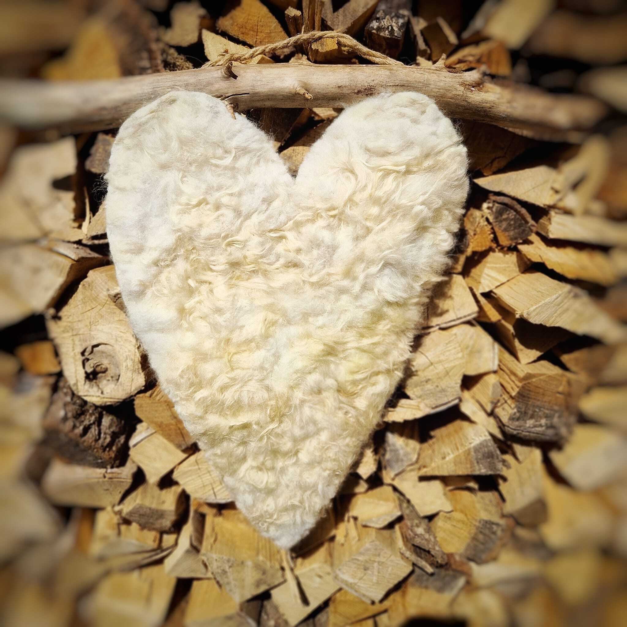 Wit vilten hart op haardhout — individuele rouwworkshop bij BoDu